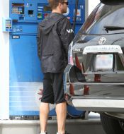 Ryan_Phillippe_stopped_to_get_some_gas_before_in_Beverly_Hills2C_California_on_May_3_281329_~0.jpg