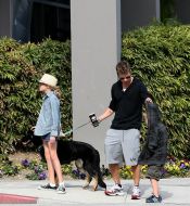 Ryan_Phillippe_takes_his_two_children_and_the_family_dog_out_for_a_walk_in_Beverly_Hills_13_marzo_281129.jpg